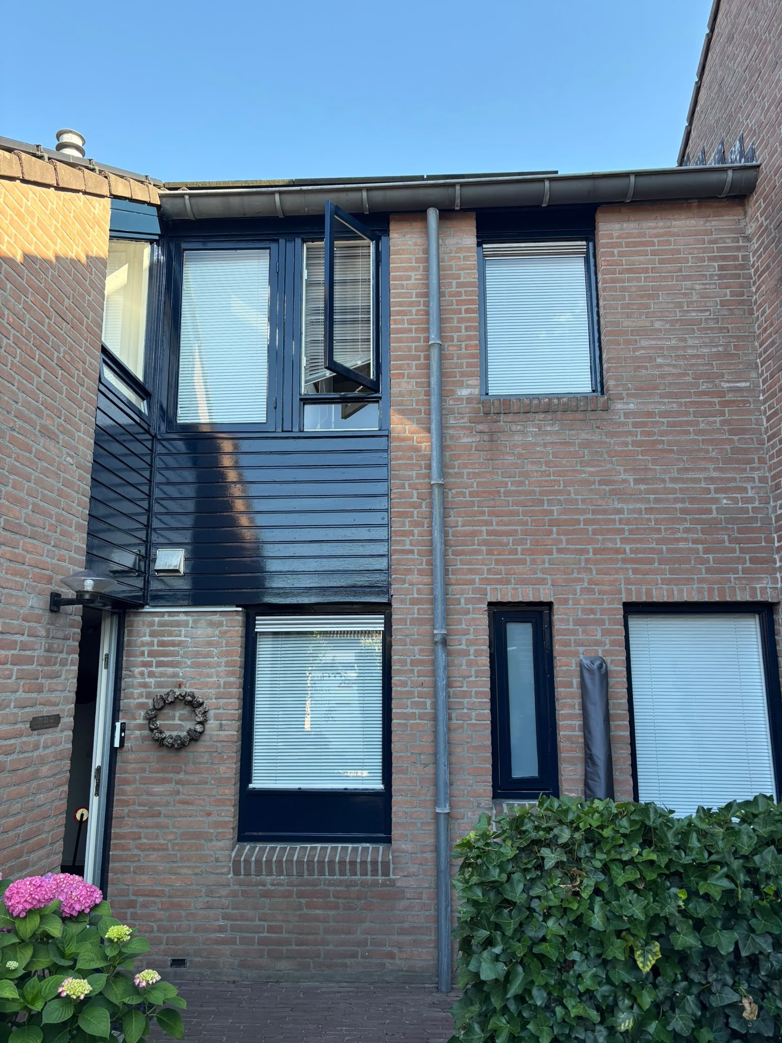 Achtergevel met kozijnen zwart geschilderd