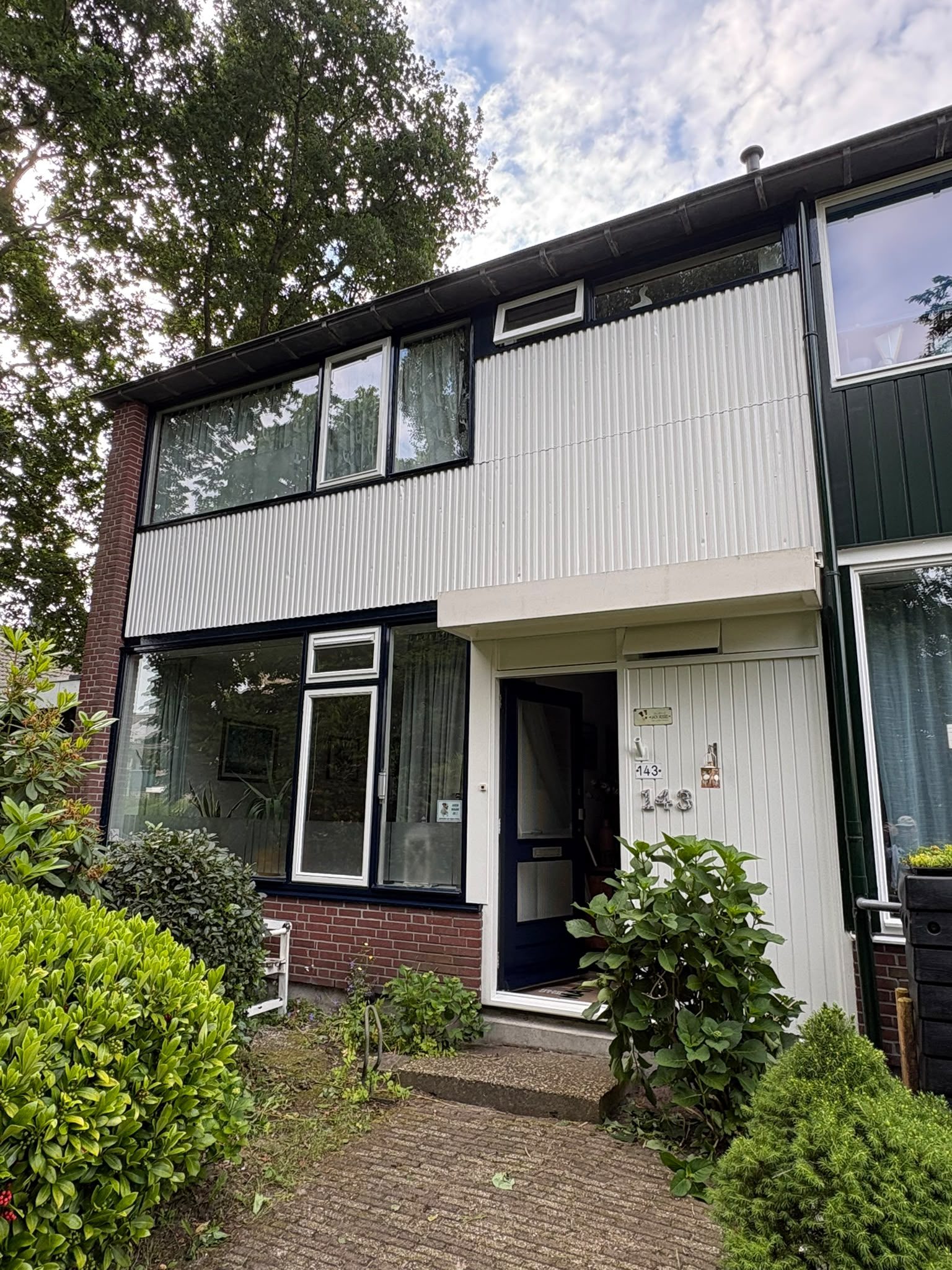 Woning in Assen met voordeur en gevelbekleding zwart geschilderd